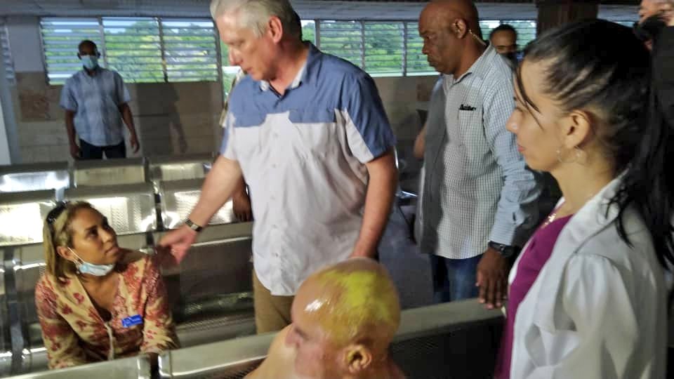 🚨🚨🚨

El Presidente <a href="/DiazCanelB/">Miguel Díaz-Canel Bermúdez</a> acompaña a los heridos en el hospital Faustino Pérez.

Seguiremos informando.
