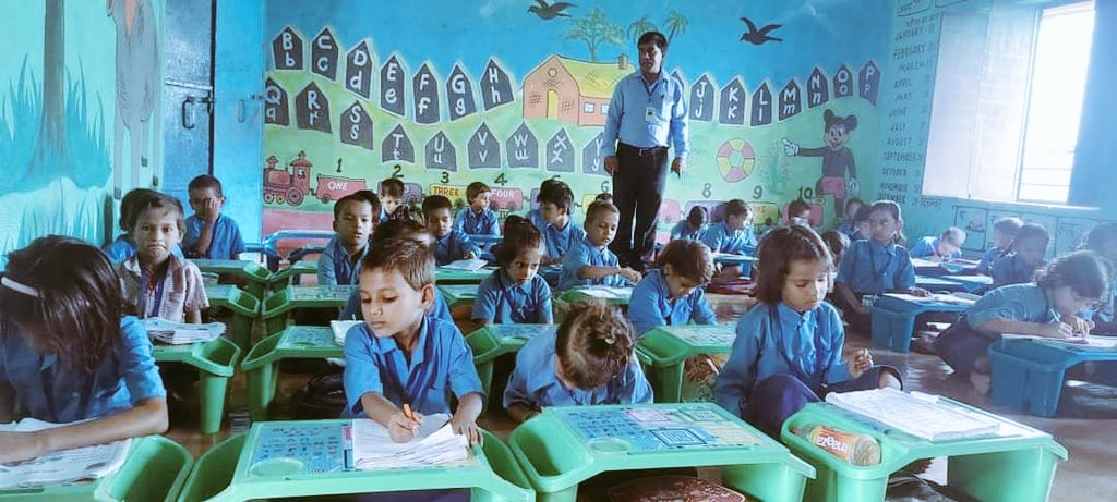 Teacher_Point's tweet photo. #ProgressiveSchool
भोजपुर जिला का पहला विद्यालय (मध्य विद्यालय काजीचक सह उच्च माध्यमिक विद्यालय #काजीचक कोइलवर) जहाँ बच्चों के साथ-साथ शिक्षक भी यूनिफार्म और परिचय पत्र के साथ।
@BiharEducation_ @VijayKChy @DipakKrIAS @ravidinkar @SudhanshuSME @sanjayjavin @teachersofbihar https://t.co/oQxx35CKtg