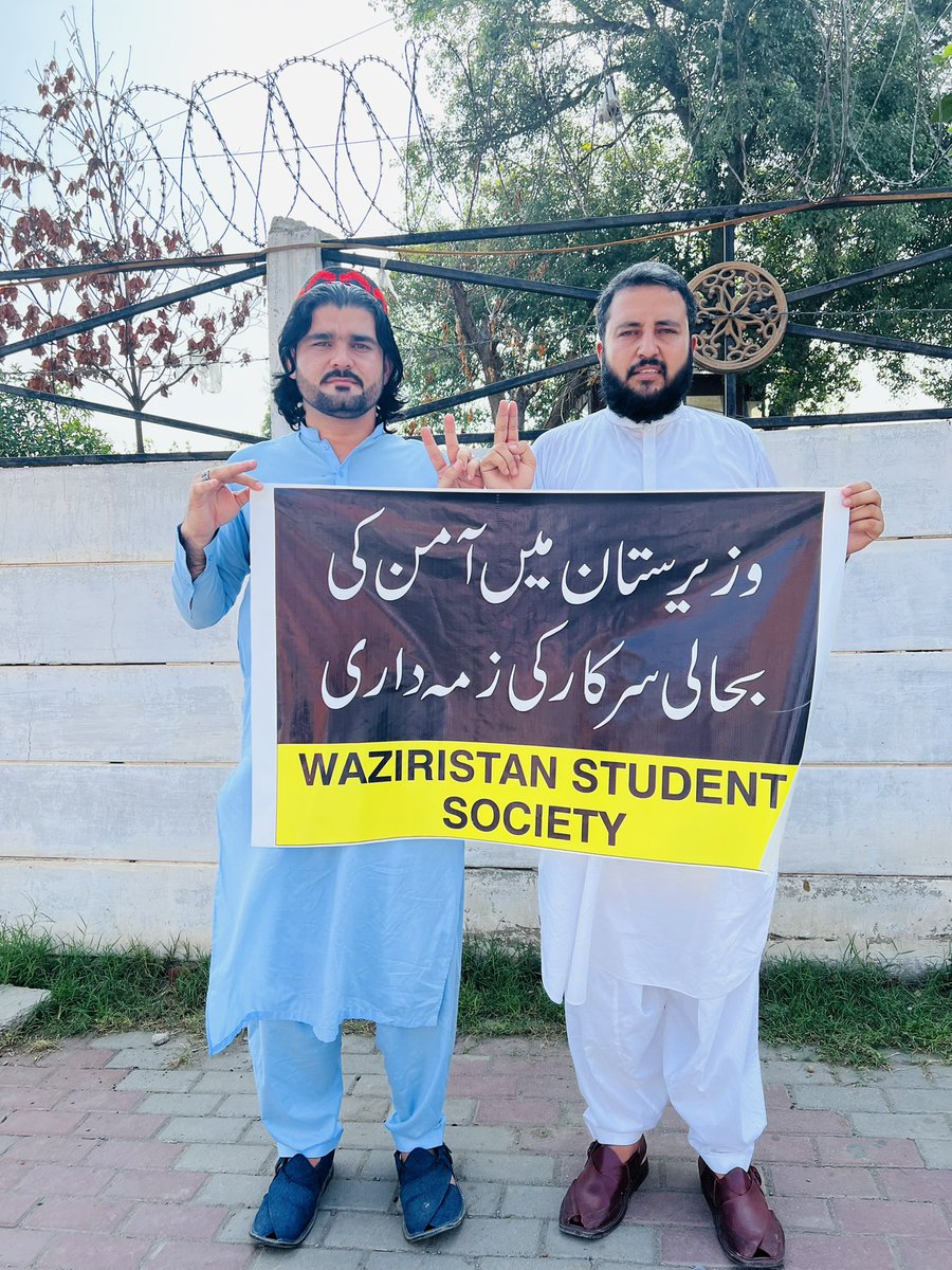 GilamanPashten's tweet photo. پهٔ پیښور پریس کلب کې د وزیرستان د ولسونو له خوا دروند پریس کانفرنس تر سره شو ، پهٔ دغه پریس کنفرنس کې پهٔ ریاست پاکستان کلک غږ وشو چې د وزیرستان اتمانزائ پرلت غوښتنې دې زر تر زره ومنی
#WaziristanSitIn4Peace
#utmanzaiSitIn https://t.co/LrhaHD4aAg