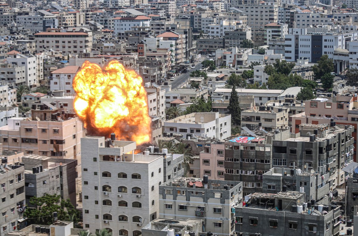 EyeonPalestine's tweet photo. 🇵🇸#Palestine | The Israeli warplanes destroy a residential building in #Gaza. 6.8.2022 By @alijadallah66

طائرات الاحتلال تدمر مبنى سكني في #غزة https://t.co/k5YxOcRguS