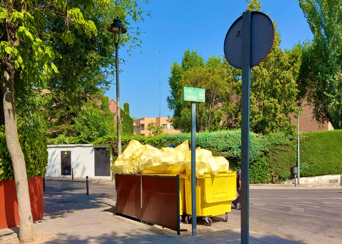 rcubian's tweet photo. 🚮🗑En el cruce de las calles Salvia, Petunia y Margarita de #Alcobendas este es el panorama que nos encontramos desde hace casi 2 meses. Contenedores llenos de material no reciclable que no se recogen, y siguen llenos dia tras día.

🔴🟠PSOE Y C’s tienen la ciudad ABANDONADA. https://t.co/bGJ3jA4AbU