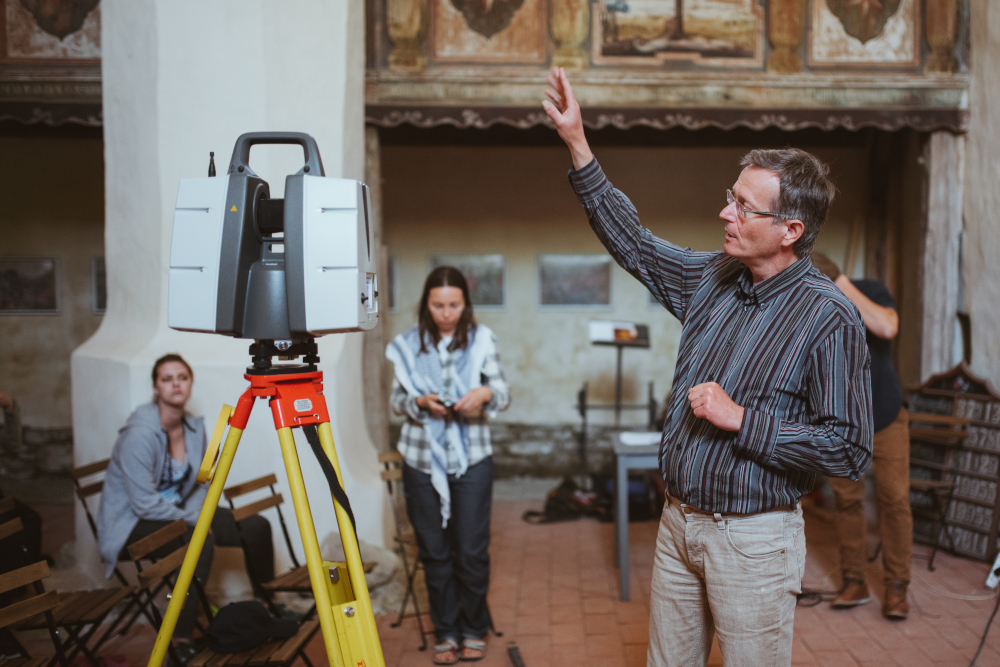 KirchlicheBl's tweet photo. Am 27. Juli ging an der Trappolder Kirchenburg das #Apold #Heritage Lab - eine Summer School mit internationaler Beteiligung für Experten und angehende Spezialisten im Bereich der Denkmalpflege - erfolgreich zu Ende. https://t.co/ecLBXWTYgp https://t.co/Sy2vyT3aQE