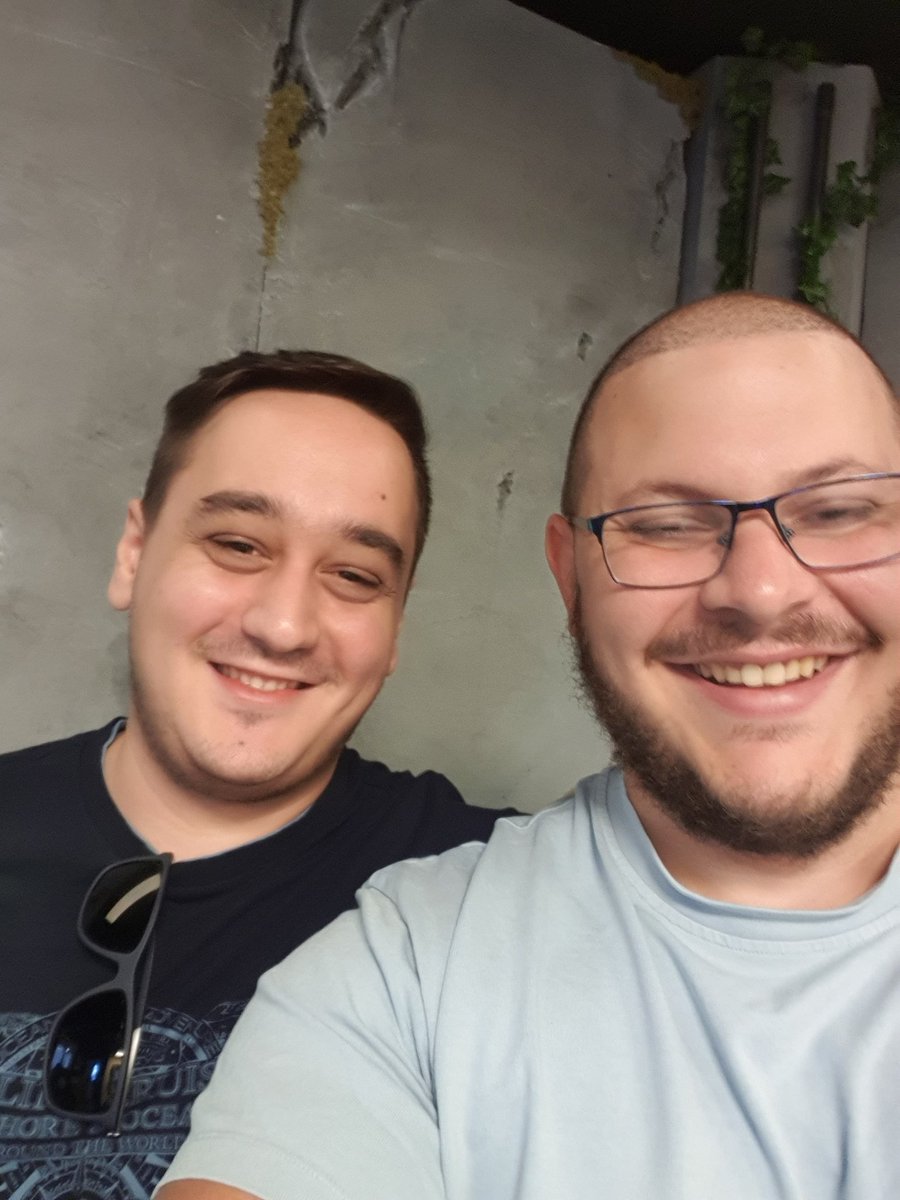 J'ai malheuresement perdu mon match vs <a href="/FenoHS/">Chris Tsako</a> ! 2/3 C'etais super close ! Je vais donc jouer le looser match vs <a href="/ZhymHS/">Martin « Zhym » PRETE 🌙🫀</a> ! Duel de corse ! Je vous montre quand même une photo du smile avec le frero !