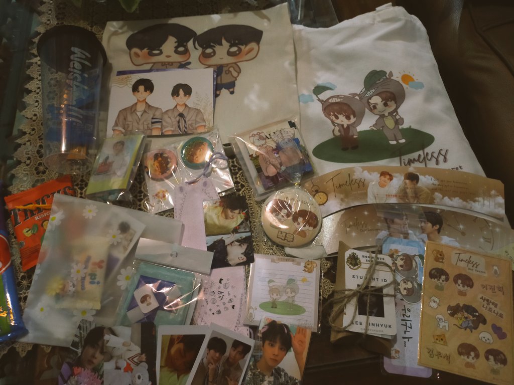 ebichupaps's tweet photo. terimakasiii buat acara kondangan weishinnya yaaa kakak kakak @nw_timeless 💙💜

freebiesnya lucu lucu banget dan banyak huhuhu aku gak kuat 🥺 https://t.co/hAtZv2Vwe1