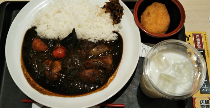 マイカリー食堂さんで
彩り野菜のカシミールカレーを♪(  ◜ω◝  و)و"
ラッシーセットにしてチケットでコロッケ追加✨

マイルドは無い辛口オンリー!🤤💥
という事でおっかなびっくり食べましたが
普通に香り高くて美味しいカレーでしたw😋💕
色が黒いのはイカ墨とカラメルなんですって🌟 