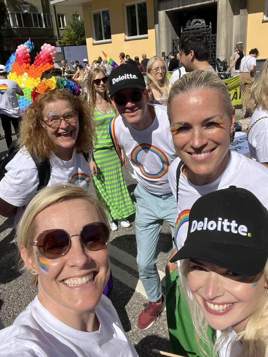 SundstromEster's tweet photo. Whoop whoop HAPPY PRIDE PARADE DAY! @DeloitteSE 🏳️‍🌈🏳️‍⚧️ #pride #Deloitte #HappyPride https://t.co/fyy2TYdT9p