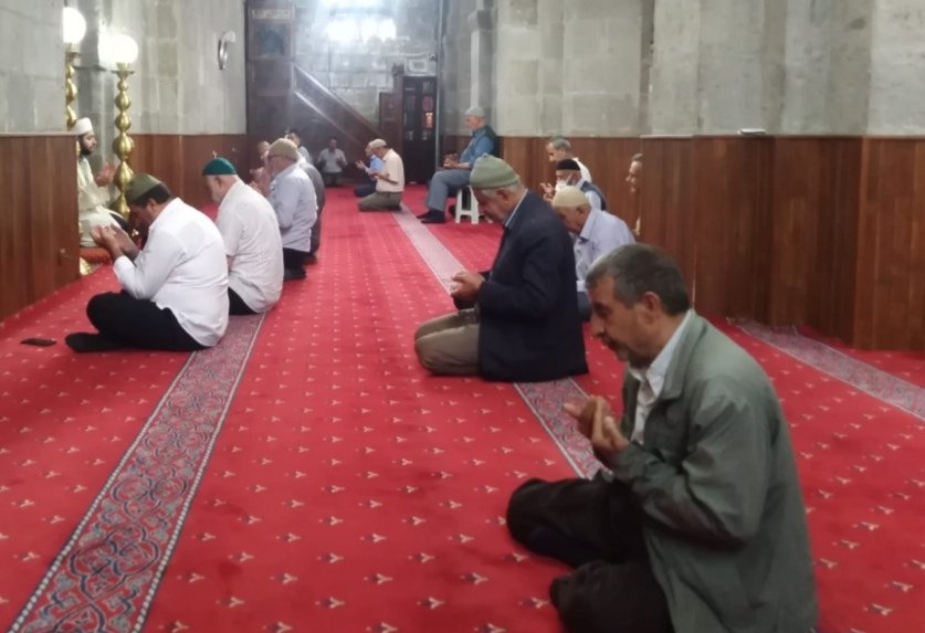 bitlisulucami's tweet photo. Geleneksel olarak devam eden haftalık hatim duası programını, bugün öğle namazından sonra tarihi #bitlisulucami'de cemaatimizin katılımıyla gerçekleştirdik.
NOT :Cüz okumak isteyenler bize ulaşabilirler. 
@BitlisValiligi
 @IsliyenDr
 @dinckadir43
@bitlismuftulugu
@EceMuhammet https://t.co/IZECsp8IFc