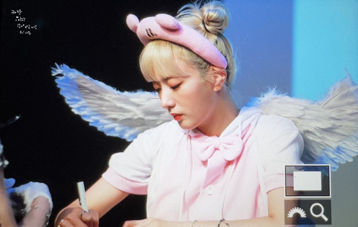 8h_13m's tweet photo. 220806 위드뮤 팬사인회 #에이핑크 #윤보미 (@Apinkbm) Preview🌟

#Copycat https://t.co/dnwBBb8obe