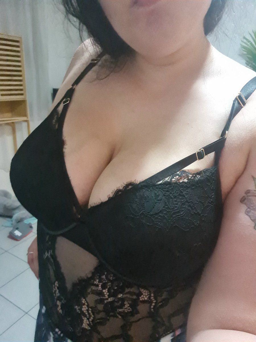 MamaDee911's tweet photo. Been so horny today, masturbating is just not as satisfying as being roughly fucked 😫 #nsfwtwtًًًٌٌٍِّ  #nsfwmommy #hornyhousewives #sellingcontent #bigtitsmomِ https://t.co/LWhQaxEILf