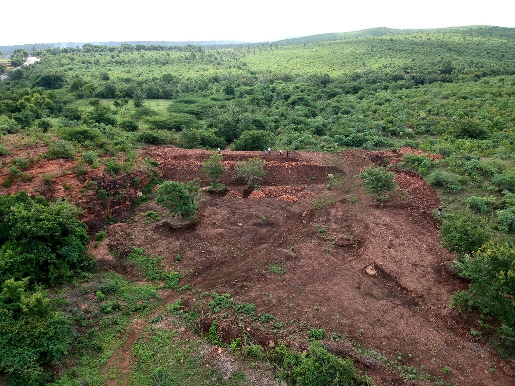 MgnregsK's tweet photo. ಪ್ರಾಣಿ ಪಕ್ಷಿಗಳ ದಾಹ ನೀಗಿಸಿದ ಕೆರೆ 

ಬೆಳಗಾವಿ ಜಿಲ್ಲೆ ಸವದತ್ತಿ ತಾಲೂಕು ಯರಝರ್ವಿ ಗ್ರಾ.ಪಂ. ವ್ಯಾಪ್ತಿಯ ಕಾಯ್ದಿರಿಸಿದ ಅರಣ್ಯ ಪ್ರದೇಶದಲ್ಲಿ ನರೇಗಾ ಯೋಜನೆಯಡಿ ನಿರ್ಮಿಸಲಾದ ಹೊಸ ಕೆರೆ ಮಳೆಗೆ ಭರ್ತಿಯಾಗಿ ಸುಮಾರು 26 ಲಕ್ಷ ಲೀ. ಮಳೆನೀರು ನೀರು ಸಂಗ್ರಹಿಸಿದೆ.‌

#LAKE
#mgnregs #water #Saturday https://t.co/fpEBHSFmTN