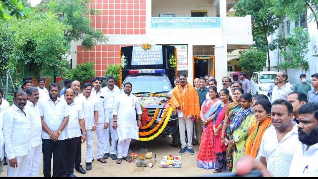 DCManikondaGHMC's tweet photo. Hon'ble MLA Sri Prakash Goud @PrakashGoudTRS had inaugurated Disaster Reponse Force vehicle to combat emergency situations and enforce regulations on normal days.
@CollectorRRD @arvindkumar_ias   @Prateek_JainIAS @MinisterKTR @cdmatelangana https://t.co/rWAfEJ2Upo