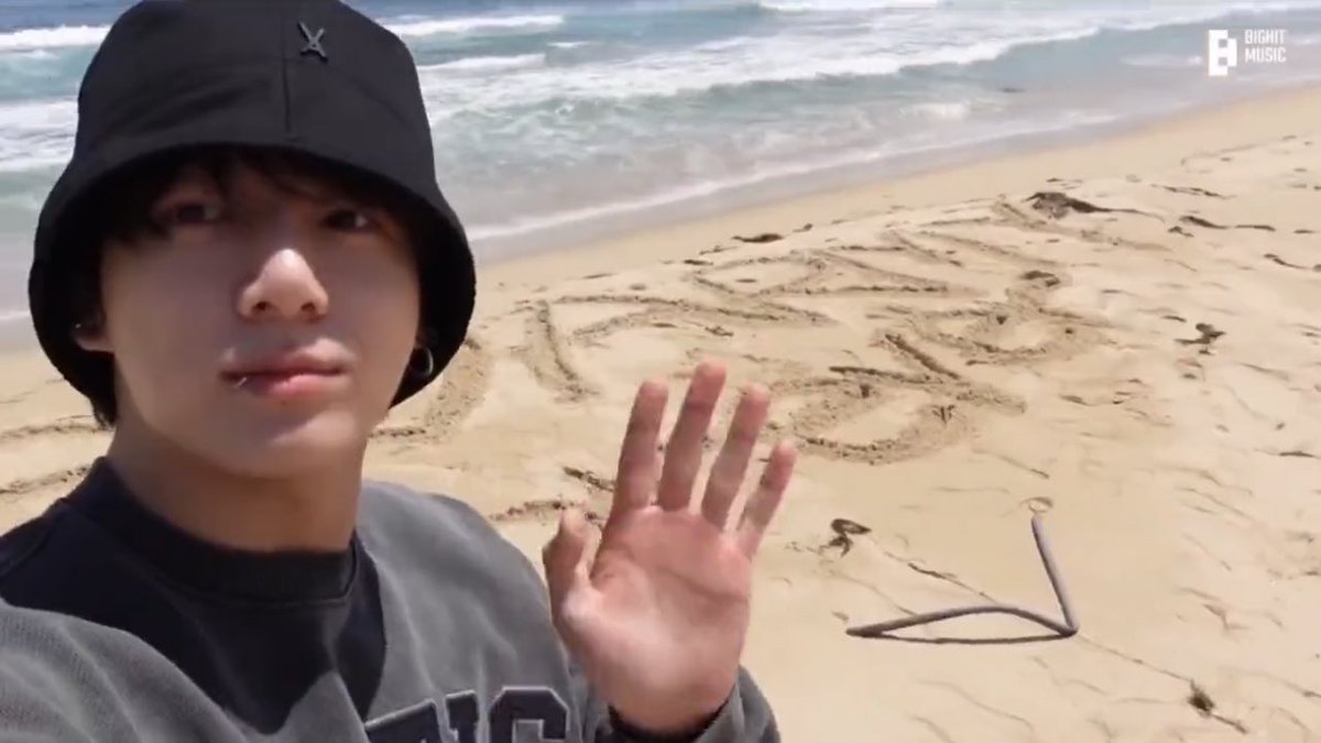 btsaresevennn's tweet photo. — JUNGKOOK fue a la playa y escribió en la arena “BTS ♡ ARMY Forever”😭💜 https://t.co/VbEPrhVXaF