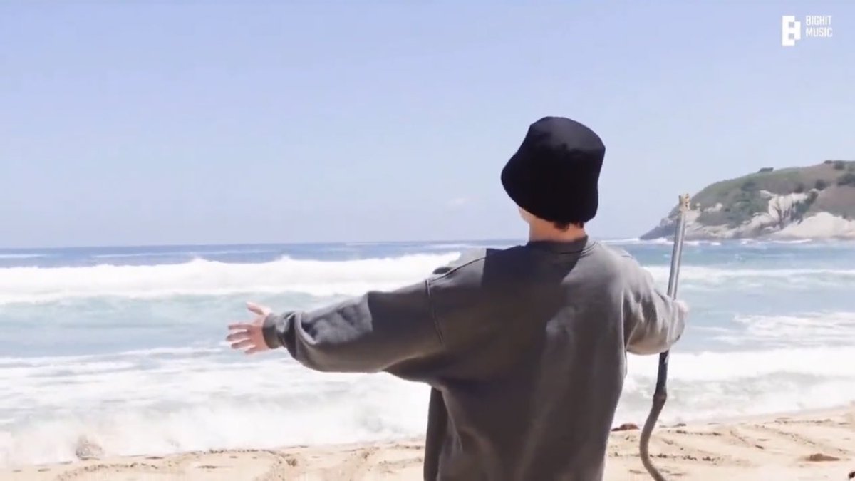 btsaresevennn's tweet photo. — JUNGKOOK fue a la playa y escribió en la arena “BTS ♡ ARMY Forever”😭💜 https://t.co/VbEPrhVXaF