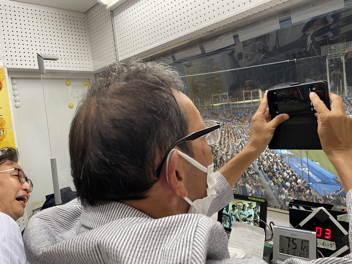 showup93's tweet photo. 神宮球場、5回裏終了後の花火が始まると情報レポーターの松本秀夫アナウンサーが放送席にすごい勢いで乱入！熱心に花火を撮っていました😂
#ニッポン放送 #ショウアップナイター https://t.co/FHD0cBTRjw