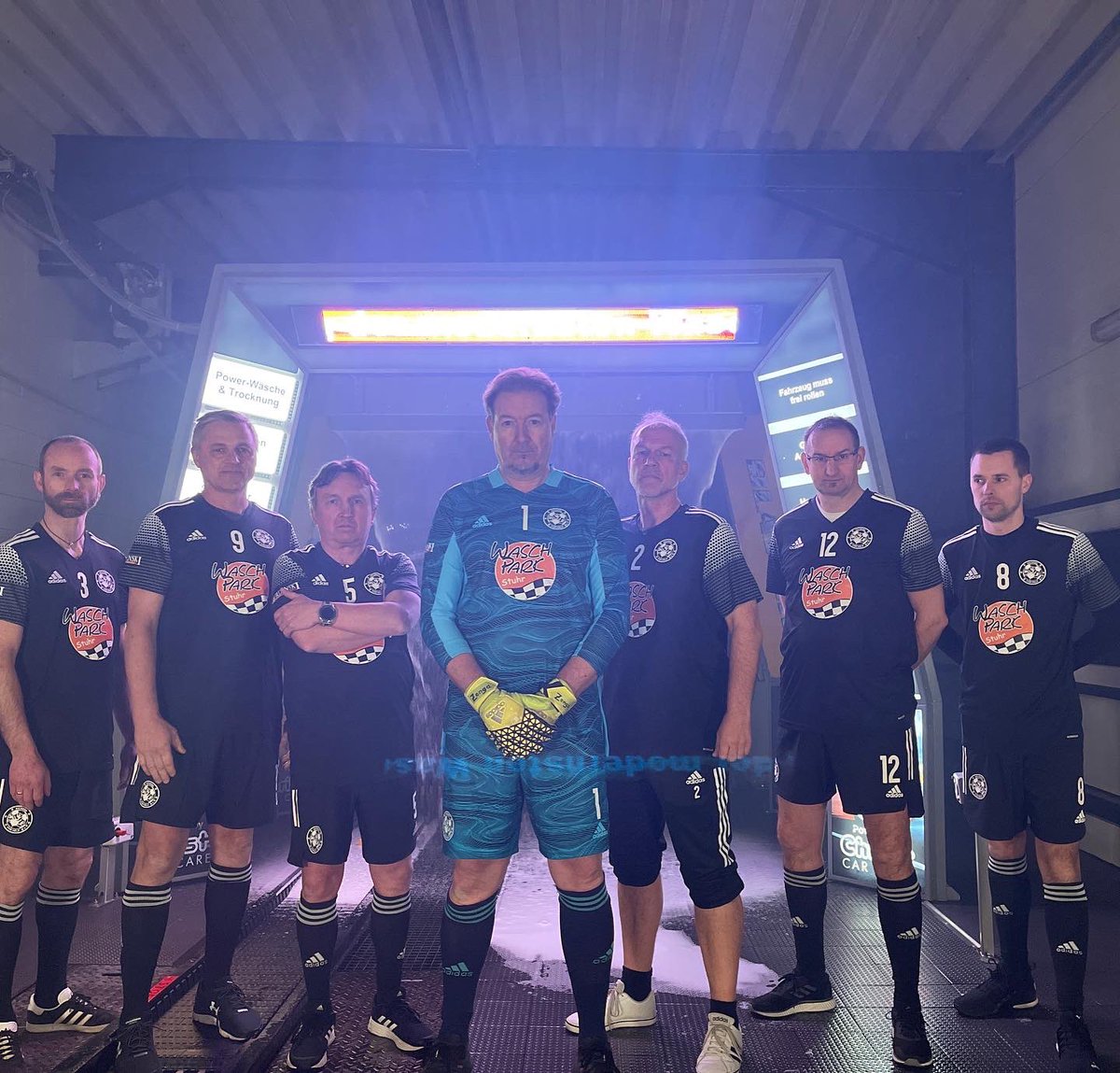 Kickersforhelp's tweet image. Zu einem neuen Trikot gehört natürlich auch ein Präsentations Trikot für die Galerie😅🙌🏽🔥
DANKE 🙏 
#waschparkstuhr #dankeschön #neuetrikots #benefiz #hauptsponsor #tollesteam #brinkum #stuhr #niedersachsen #dankefüralles #guterzweck #gutestun #unterstützung #dankbarkeit