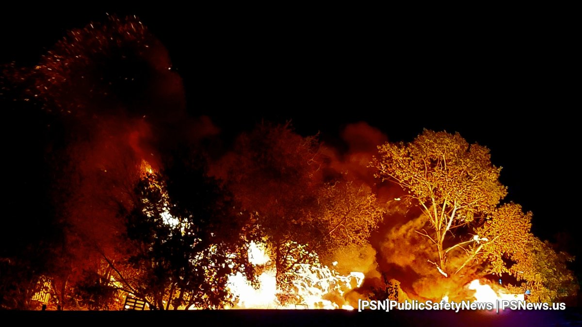 PSNews_Sac's tweet photo. #RIGHTNOW #DebrisFire
Fire crews are battling a large transient encampment fire with explosions in the 2900 block of Ramona St. The fire has spread to vegetation and making a run up the embankment toward US50. Additional resources have been dispatched.
#TransientRelated https://t.co/VrbesZ1DAp