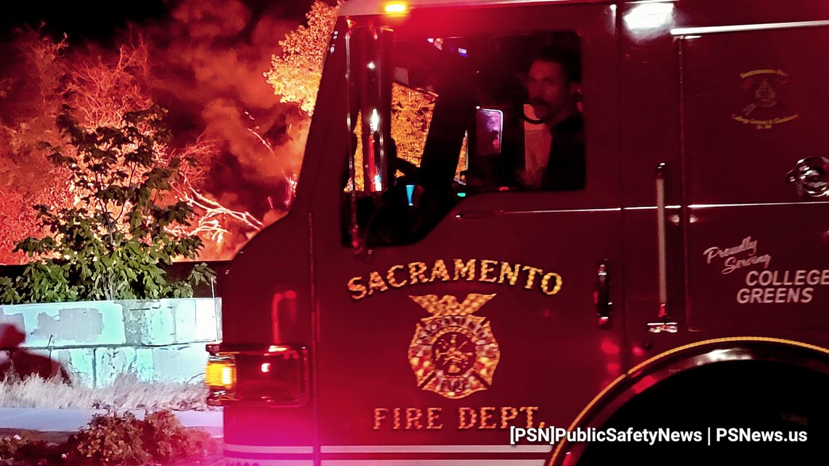 PSNews_Sac's tweet photo. #RIGHTNOW #DebrisFire
Fire crews are battling a large transient encampment fire with explosions in the 2900 block of Ramona St. The fire has spread to vegetation and making a run up the embankment toward US50. Additional resources have been dispatched.
#TransientRelated https://t.co/VrbesZ1DAp
