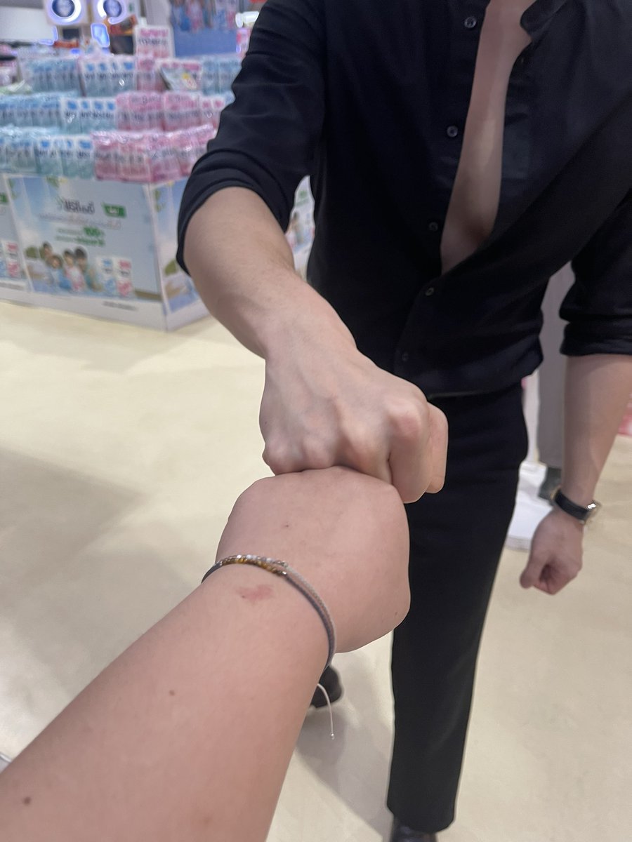 perthppeholic's tweet image. มือป้อมๆของหนู กับพี่ 💚💚
@milephakphum 
#MilePhakphum