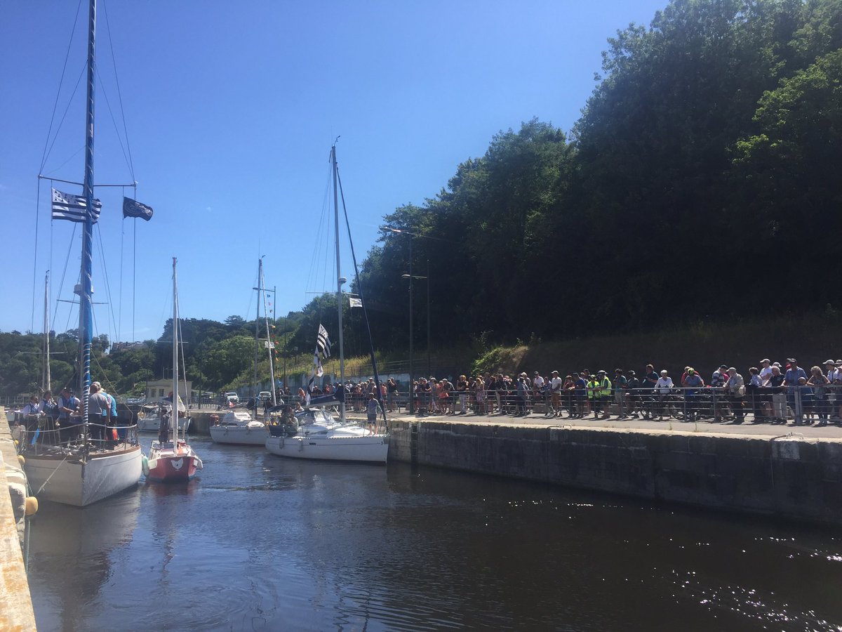 Plus d’une centaine de personnes accueillent Yann Quénet au port du Légué de Saint-Brieuc ce midi. Le navigateur clôture un tour du monde de 3 ans avec « Baluchon » son petit voilier rouge de 4m de longueur, construit par ses soins⛵️🌍