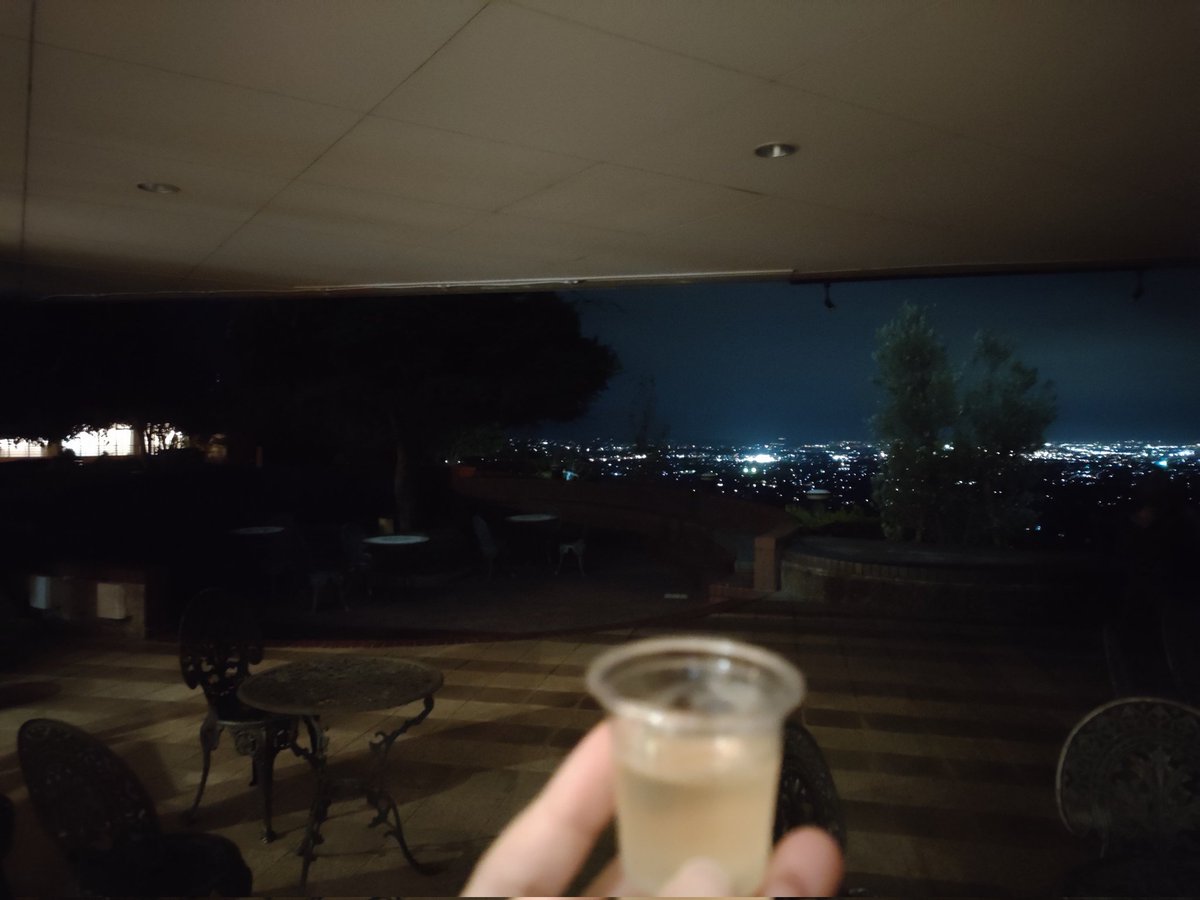 arutoton's tweet photo. 本日は、山梨県のぶどうの丘でライブ。
前回のライブに続いて一列目でした。
チケット運良すぎてビックリする。
運転手なので、ぶどうジュースで乾杯。
#４７都道府県ツアー 
#DEEN https://t.co/6LFhiRkIXx