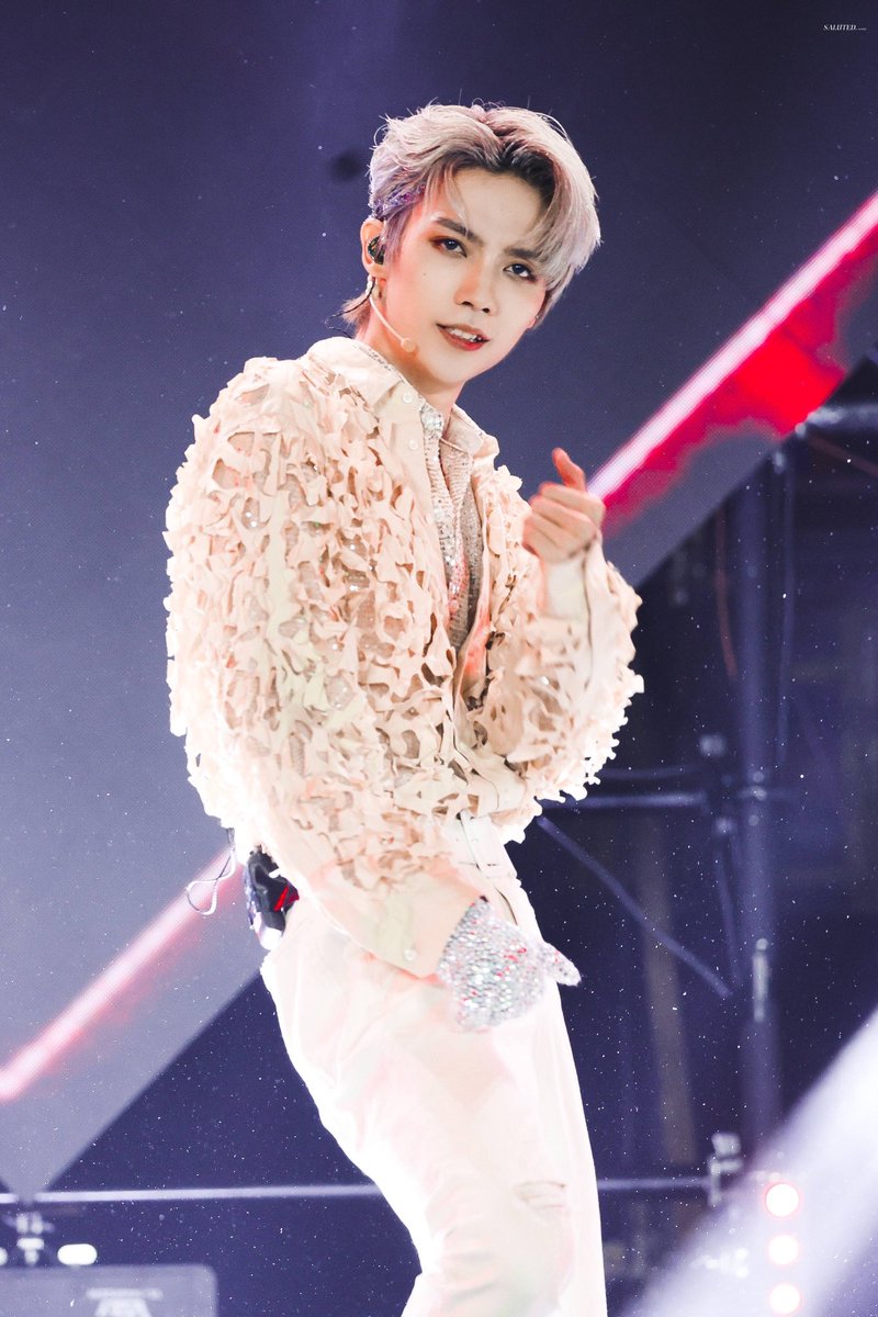 Silver hair silver gloves 💚
©SALUTED316·罗一舟
#LuoYizhou #罗一舟 #IXFORM