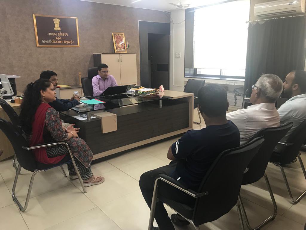 આઝાદી કા અમૃત મહોત્સવની ઉજવણીના ભાગરૂપે તા. 13થી 15 ઓગસ્ટ દરમ્યાન "હર ઘર તિરંગા" કાર્યક્રમ અંતર્ગત વેપારીઓ, આગેવાનો સાથે મિટિંગનું આયોજન કરવામાં આવ્યું.
<a href="/pkumarias/">Pankaj Kumar</a> 
<a href="/CMOGuj/">CMO Gujarat</a> 
<a href="/collectorkheda/">Collector Kheda</a> 
<a href="/DDO_Kheda/">DDO KHEDA</a> 
<a href="/RacKheda/">Resident Additional Collector (RAC) , Kheda</a> 
<a href="/InfoGujarat/">Gujarat Information</a> 
@mahitinadiad 
#HarGharTiranga #azadikaamritmahot