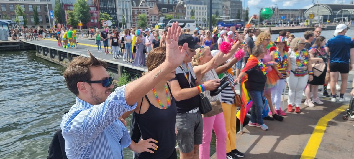 Jeff026's tweet photo. Wachten op onze Canal Pride boot... nummer 67 #storiestoshare #mygendermypride https://t.co/v1ZGHzfSkH