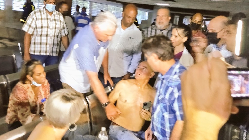 radio26cu's tweet photo. 🔥‼️ Actualizamos - #Matanzas - El presidente Miguel Díaz-Canel Bermúdez visita y comparte impresiones con lesionados del incendio en la Zona Industrial.

#Cuba #FuerzaMatanzas #MatancerosEnVictoria https://t.co/vI76eKdQpx