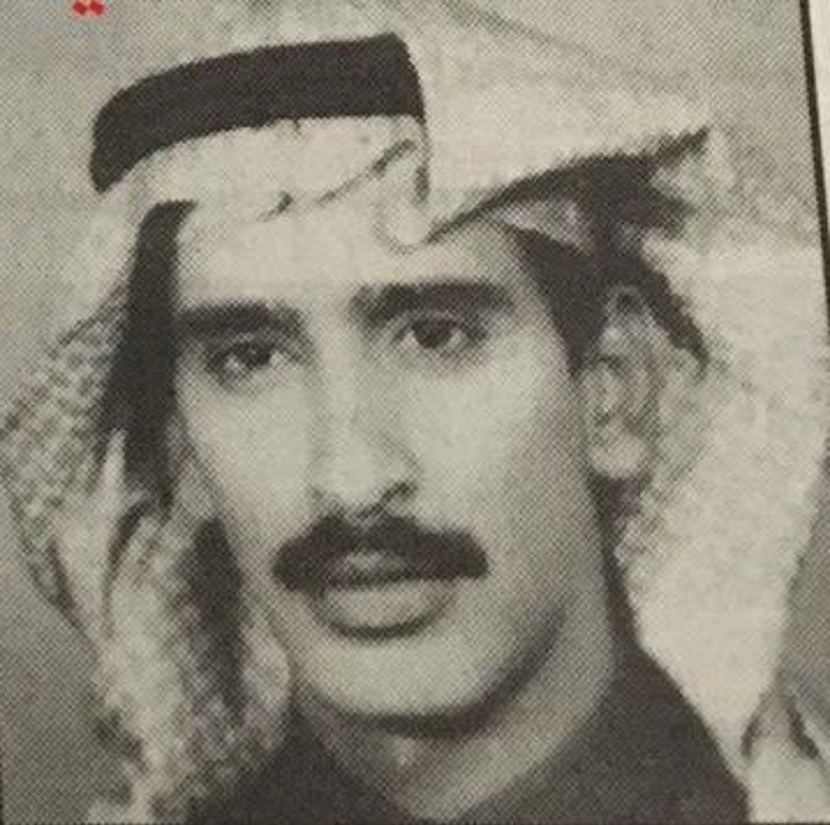 كل الخطاوي تعب كل الليالي جروح
أرضي هجير وسمايه شمسها حارقه
أرفض شعور الندم وأرفض طمان السفوح
لو كان فيه الحياة غصونها وارقه
مادام فيني نفس يذري وفيني طموح
بابٍ وراه إعتزازي طارقه .. طارقه
رغم إمتداد التعب عيا يموت الطموح
والشمس بكره ورغم أنف الدجى شارقه