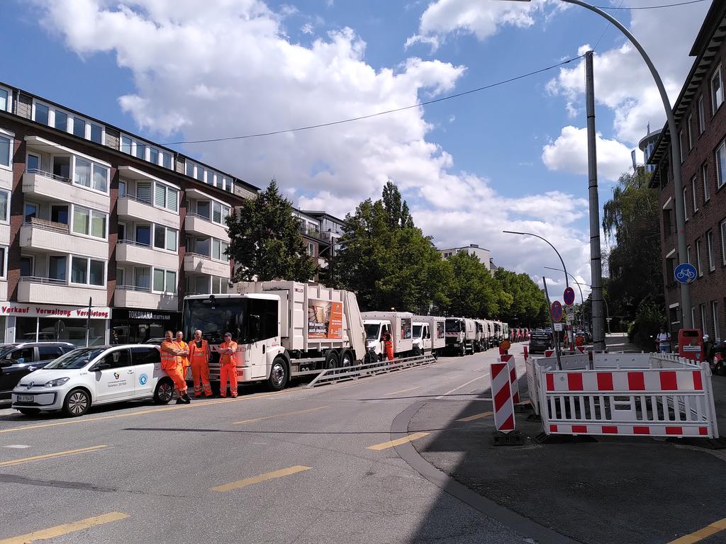 Wer mal in einer WG gewohnt hat weiß: Echte Freunde kommen am Tag danach aufräumen. Die #StadtreinigungHamburg ist schon da, bevor die #Party begonnen hat. #Danke #TeamOrange! 🏳️‍🌈 🏳️‍⚧️♻️ 🙌

<a href="/SRHnews/">Stadtreinigung HH</a> #CSD #CSDHamburg #HamburgPride #HappyPride2022 #Pride #LoveIsLove #LGBTQI #Hamburg