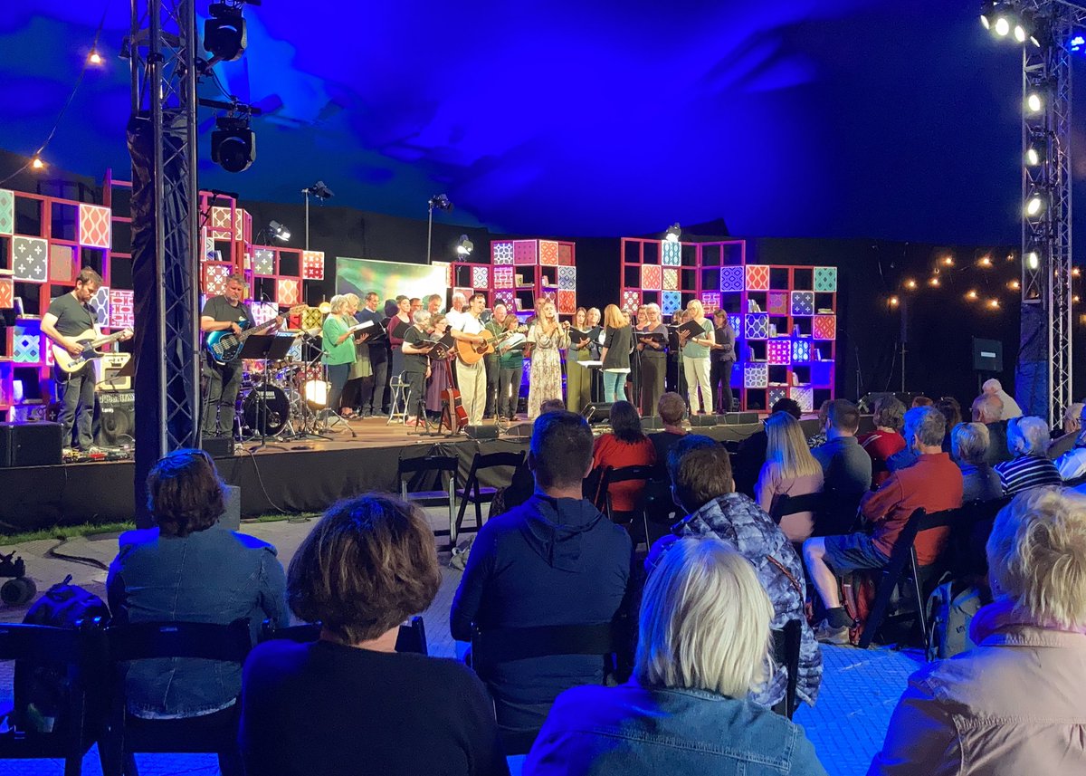 Braint cael perfformio #TeynyGrug yn y Babell Lên neithiwr gydag <a href="/allewismusic/">Al Lewis</a>

Diolch i bawb ddaeth i wrando 💚

#Eisteddfod #Eisteddfod22