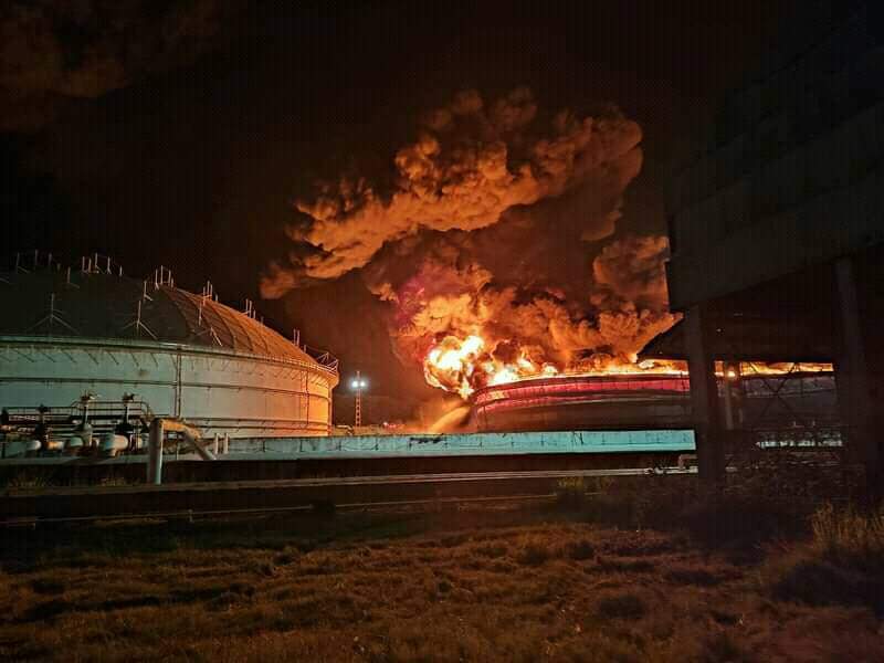 japortalmiranda's tweet photo. Los trabajadores de Salud en #Matanzas trabajan sin descanso para acompañar las acciones que se realizan para sofocar el incendio ocurrido en los tanques de combustible.

En el hospital provincial Faustino Pérez se atienden 49 pacientes, de ellos 1 en estado crítico y 7 graves. https://t.co/TYyjESmvEu