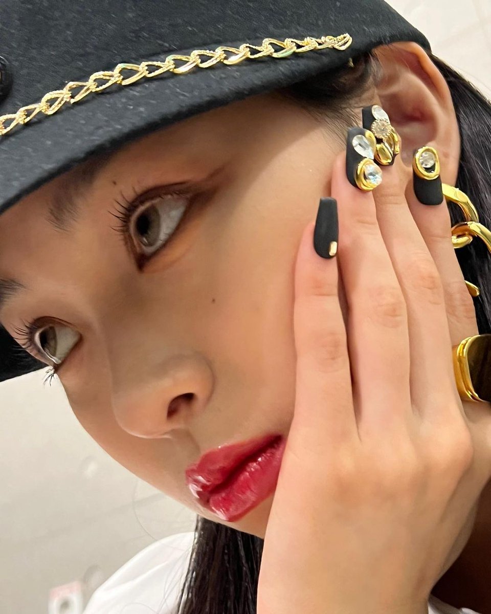 MYOUlSHARON's tweet photo. No one is going to cease me from sharing these pictures to Midzies. In consequence, let me trout out behind the scene of Sneakers’ music video making, at least I have to perpetuate it devoutly! I’ve got two sort of guise with same merits, roseate lips and inornate maquillage. 💋 https://t.co/LbH5bXsdTG