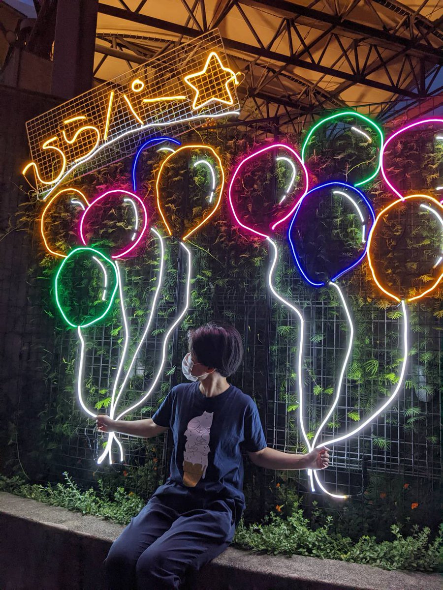 8月15日(月)までのナイター営業期間中 ハブプラザにて、 ネオン風