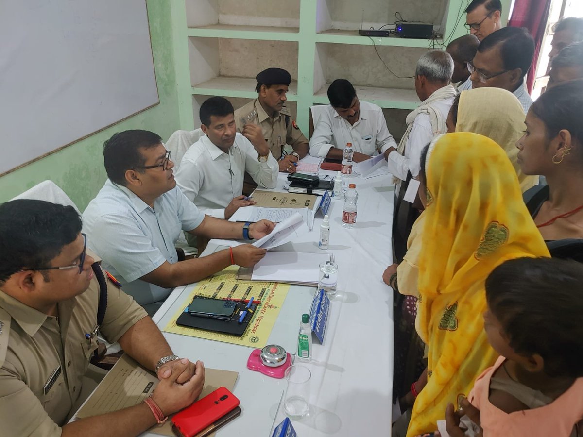 siddharthnagpol's tweet photo. #dmsid1 व #SP_SDR @AmitKAnandIPS द्वारा तहसील बांसी पर आयोजित सम्पूर्ण समाधान दिवस के अवसर पर जनता की सुनी गयी फरियाद, संबंधित को दिया आवश्यक दिशा निर्देश।
#Uppolice
#siddharthnagpol
#तहसील_दिवस https://t.co/loMV5AHmsL