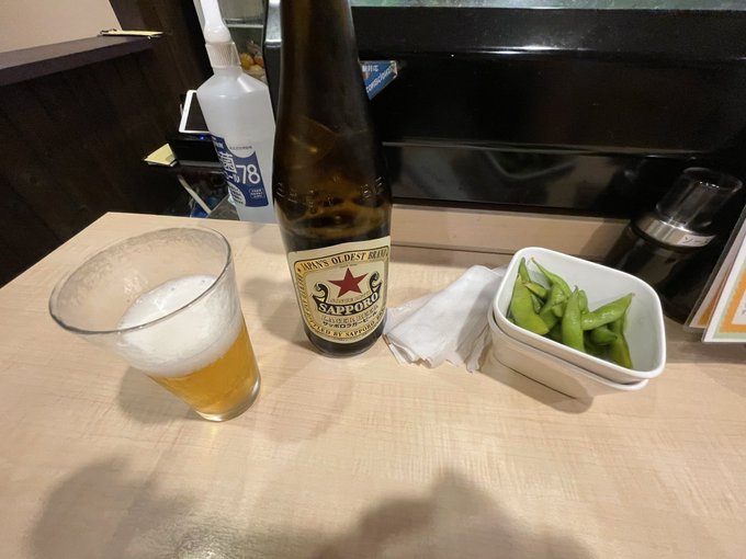 好きな焼き鳥屋で1人晩酌してた夏 