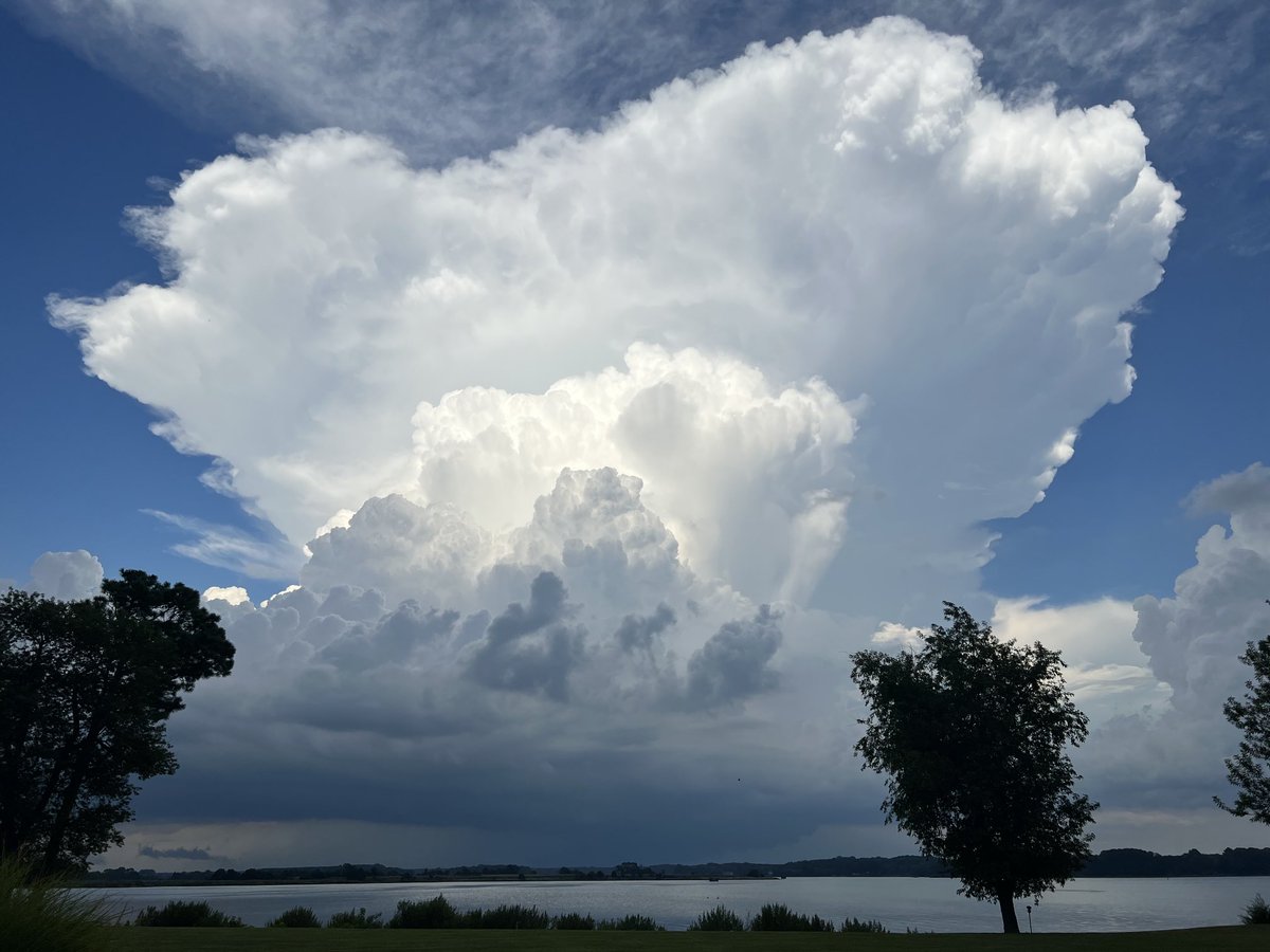 billnielsen's tweet photo. August cloud formations over the eastern shore of the Chesapeake. https://t.co/RjBI07T6yf