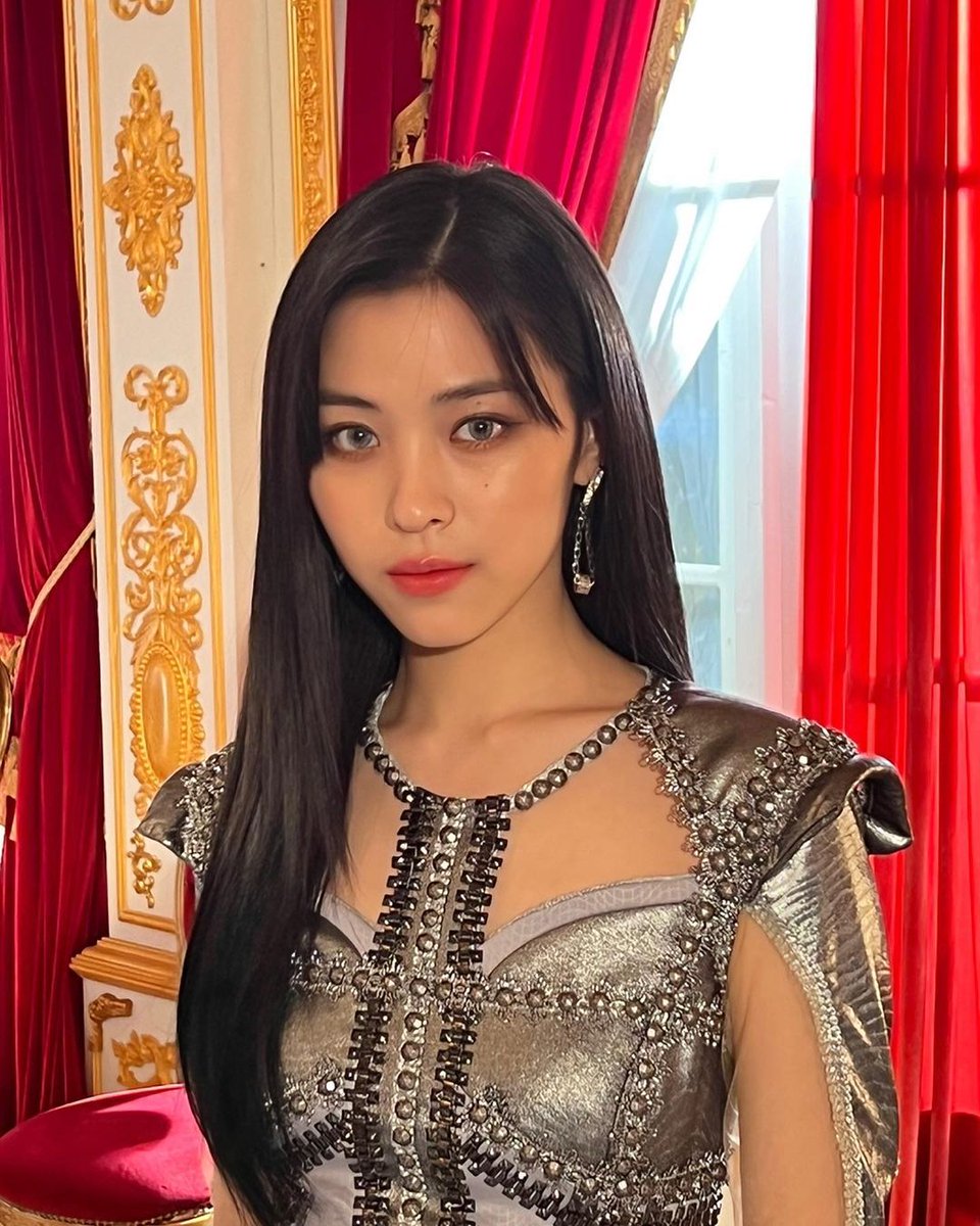 MYOUlSHARON's tweet photo. No one is going to cease me from sharing these pictures to Midzies. In consequence, let me trout out behind the scene of Sneakers’ music video making, at least I have to perpetuate it devoutly! I’ve got two sort of guise with same merits, roseate lips and inornate maquillage. 💋 https://t.co/LbH5bXsdTG