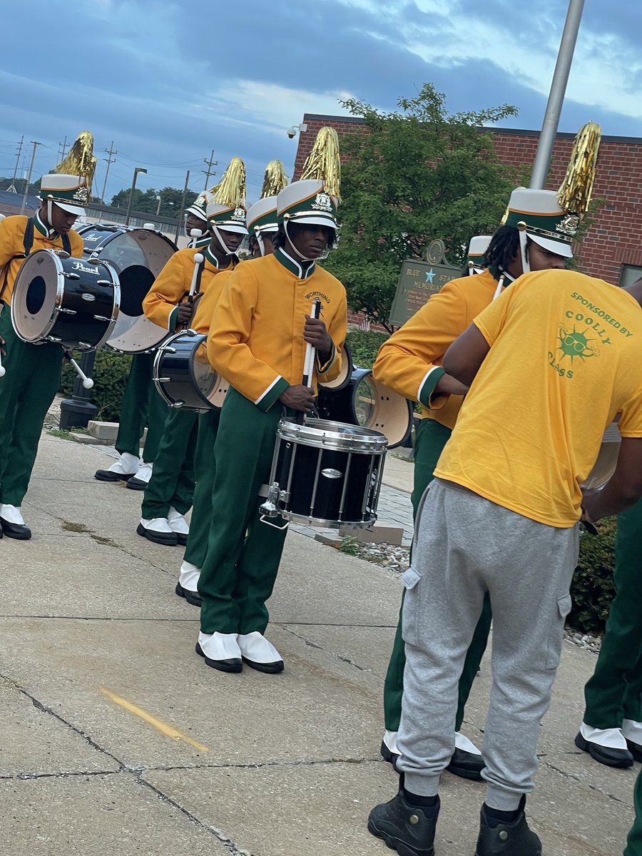 prancingdolls's tweet photo. Getting ready to March in the NFL Hall of Fame Parade @prancingdolls @WorthingBand https://t.co/LQsntsBbhy