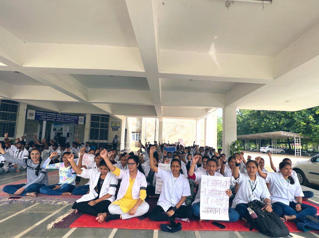PinalPa03703841's tweet photo. PhD, PG doctors and internship students supports all veterinary students and join the strike against low stipend given by the Gujarat Gov.
@CMOGuj @Bhupendrapbjp 
@RaghavjiPatel @KanuDesai180 
#Increase_Guj_Vet_Stipend
#Guj_vet_union
#Guj_veterinary_students_on_strike https://t.co/teE8oBrOKm