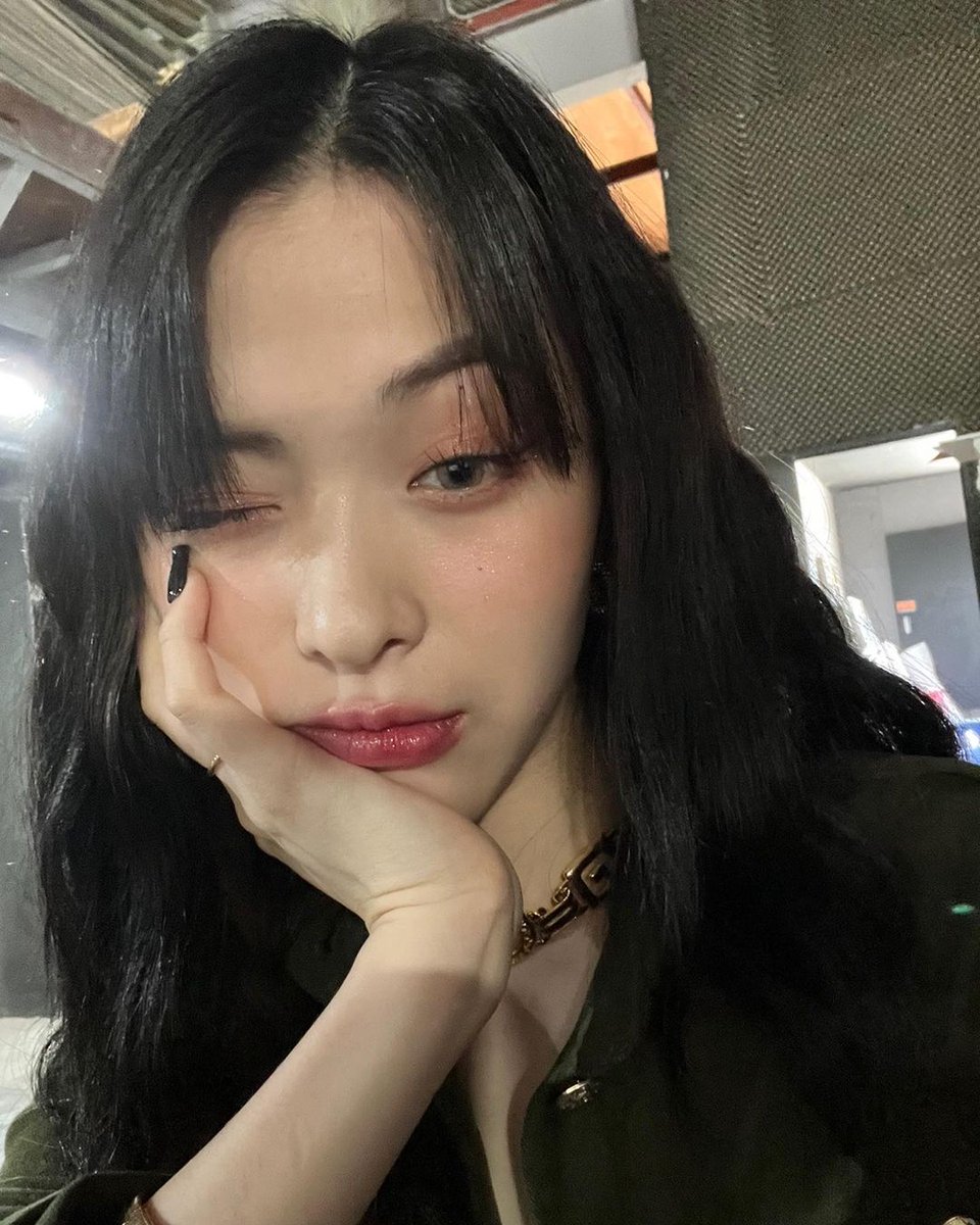 MYOUlSHARON's tweet photo. I felt weary throughout the making music video, as a result I pounced upon you all with my sullen lips? I dare you to spot the cuteness that I’ve shown below. 🐱 Heh, I was having fun, moreover. https://t.co/KMJqu1FU37