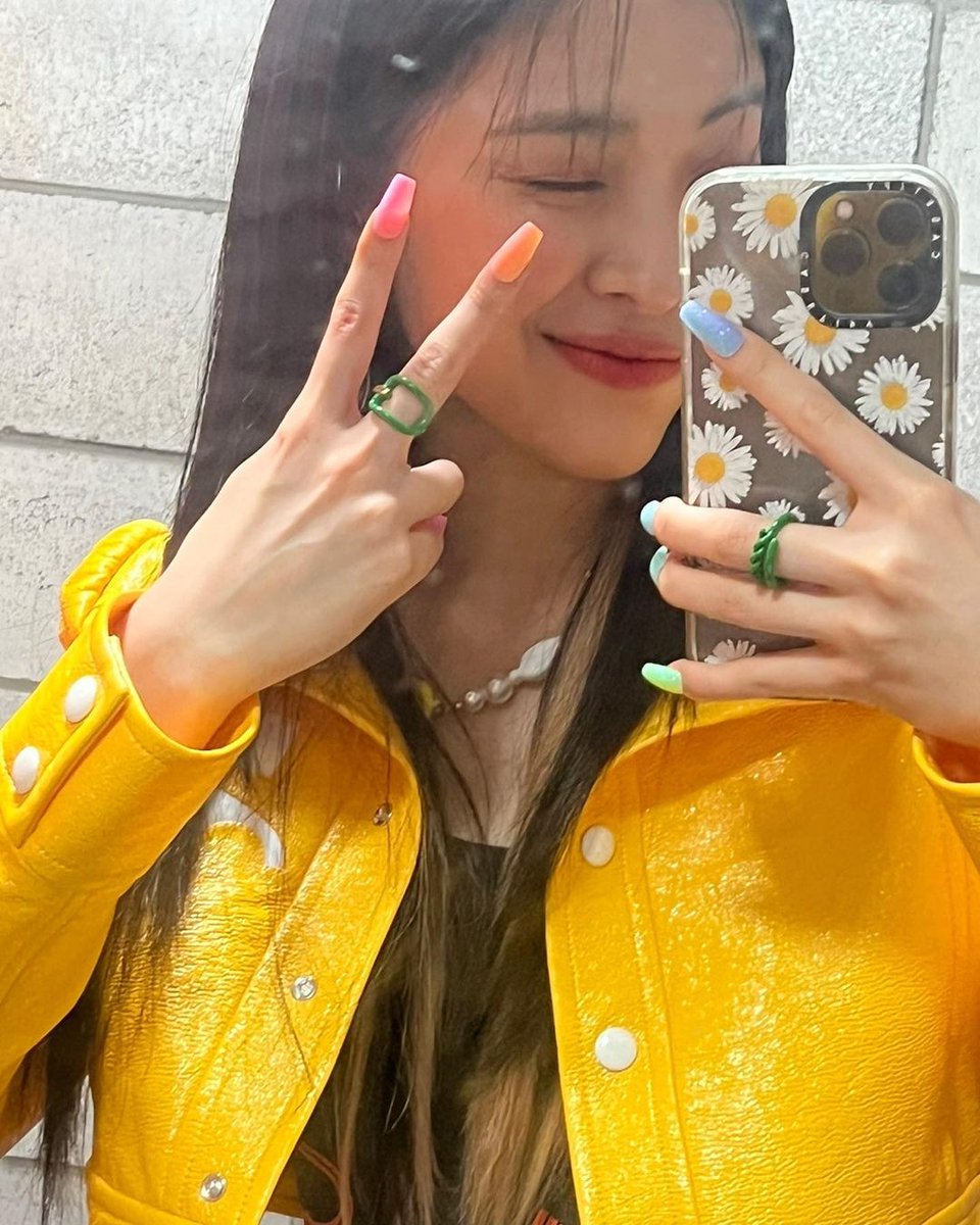 MYOUlSHARON's tweet photo. Haven’t settled to end the godsend, yet. More staggers are biding to bowl over Midzies’ recognition. Flaunting my gaudy fingers with a slight grin and a fatal wink — pinpointing the devotion of me towards mirror selca which I find amusing without considering the soiled mirror. https://t.co/tGCJqv03w2