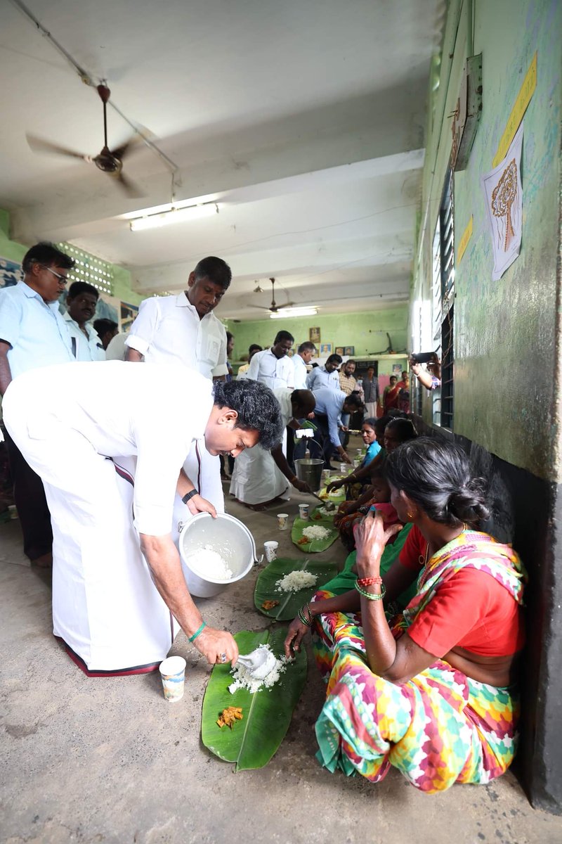 Anbil_Mahesh's tweet photo. தஞ்சாவூர் மாவட்டம், அணைக்கரை ஊராட்சி ஒன்றிய துவக்கப் பள்ளியில் தற்காலிகமாக அமைக்கப்பட்டுள்ள வெள்ள நிவாரண முகாமினை பார்வையிட்டு மக்களுக்கு உணவு பரிமாறினேன். https://t.co/BQLXLHmVsC