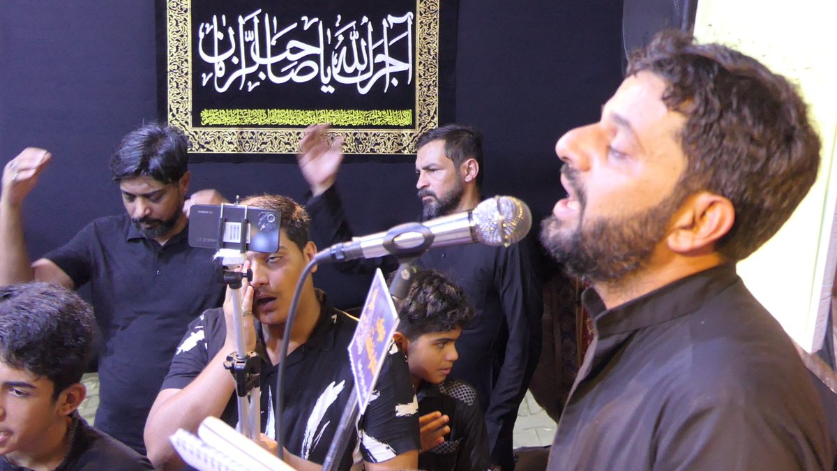 اذا أردنا ان نعيش الحسين ع فعلينا ان نعيش كما عاش حبيب ،حيث انه لما التقى به حبا على التراب ليعلن فنائه وان قيمته التراب امام عظمة الحسين ع
#عظم_الله_اجوركم_بأيام_الحسين_الشهيد.