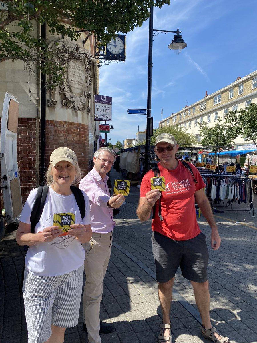 dontpayeastLDN's tweet image. Fantastic positive response to @dontpayuk from shoppers on Roman Road market in Bow today. Cost of living round here is out of control and these sky-high energy price hikes are the final straw. So many people up for the non-payment strike! ⚡️⚡️⚡️ #dontpayuk @robbins_glyn