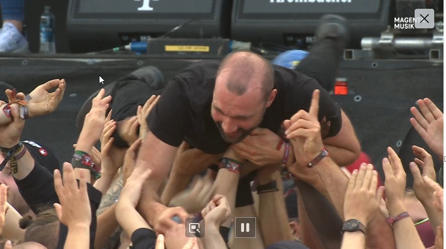 SvenIsHell's tweet photo. #Neaera ballern so geil, Hammer. Schรถn, die wieder live zu sehen. Sรคnger ist gerade wieder im Pit. Live live hier: https://t.co/GpvJbfXGaT
#Wacken #wacken22 #wacken2022 #wackenopenair https://t.co/6YRtdWxN3L