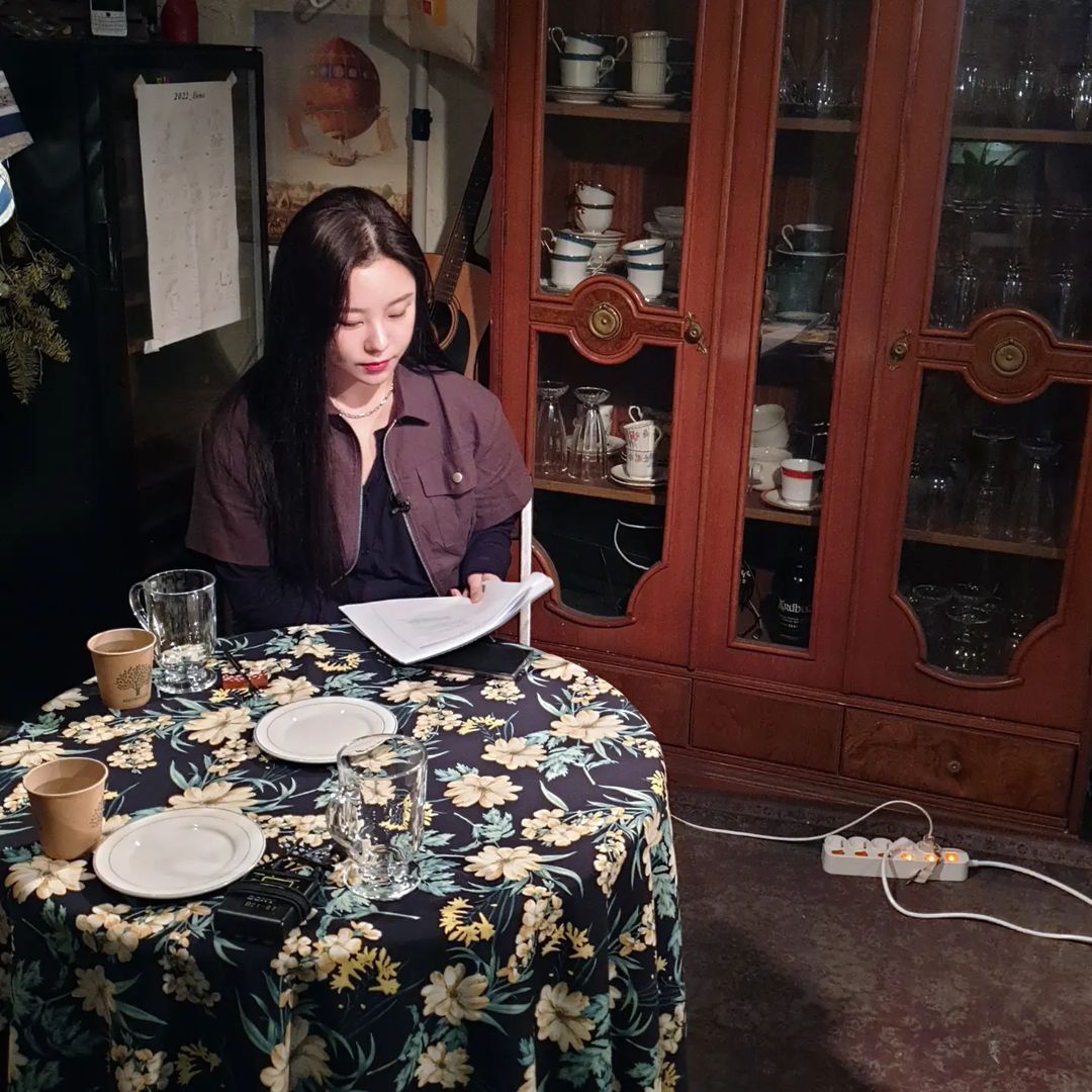 [#오늘의분휘기비하인드]
촬영 준비하는 휘인이의 분위기🤎