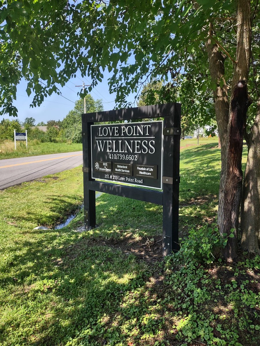 DesignsandSigns's tweet image. A routered HDU sign will attract more customers to your business. These custom cedar posts look awesome too! #signs #cedar  Designsandsignsonline.com