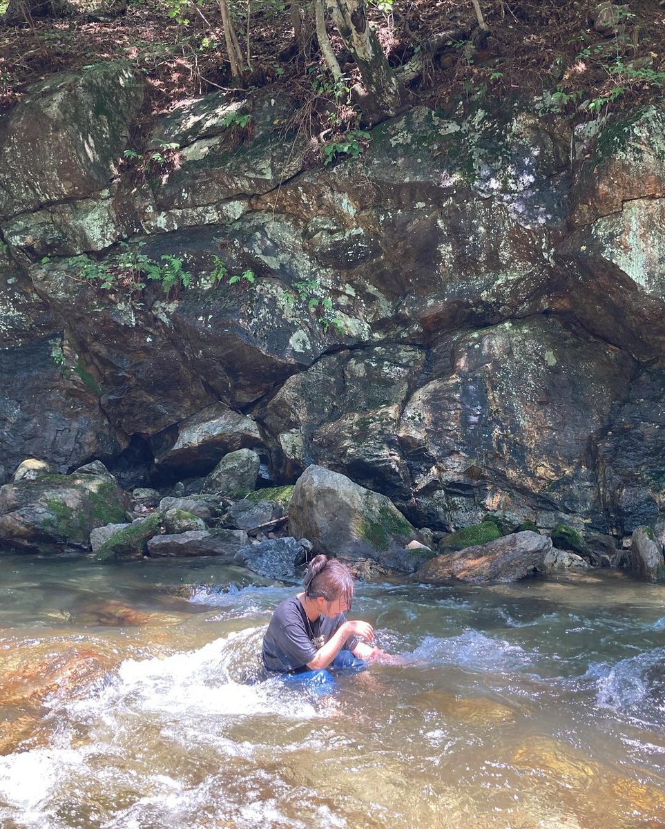 [#휘인더블랭크비하인드]
계곡이었다..🌊

무무들 무더운 여름 주말 시원하게 보내세요!