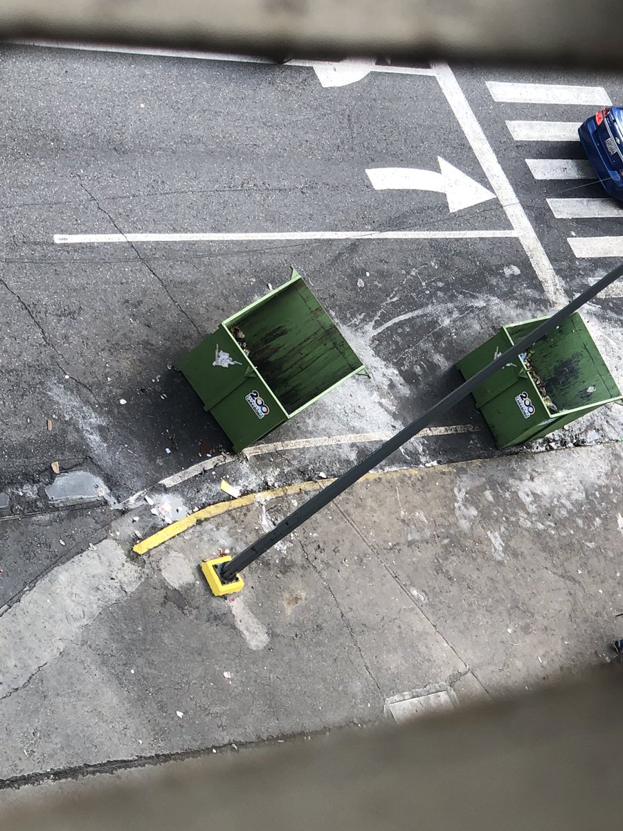 ivevernet's tweet photo. @gestionperfecta es URGENTE y NECESARIO q los contenedores q movilizaron de Av Anauco a Esq.Av.Panteon los pasen a la acera https://t.co/n10nJ41kBX insalubridad a la q estamos expuestas 180 personas y el peligro x estar en medio de la calle,obstaculiza el estacionamien @Supra_Ccs https://t.co/YfoTVrMsTu